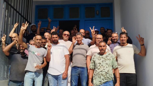 بنزرت:  تجمع عمال نقل المحروقات المضربين أمام تفقدية الشعل