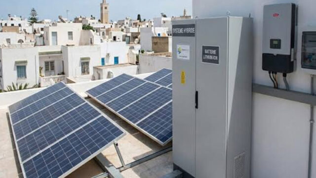 مشروع قانون المالية لسنة 2027: مقترح لتخفيض المعاليم الديوانية على الهواتف الذكية واللاقطات الشمسية